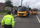 Agentes da prefeitura fiscalizam micro-ônibus alternativos