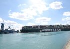 Porta-contêineres gigante continua encalhado no Canal de Suez