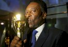Pelé está com infecção respiratória, segundo boletim médic