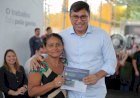 Wilson Lima dá início à nova fase de entrega de cartões do Auxílio Estadual Permanente em Manaus