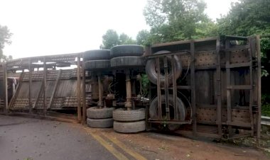 Carreta tomba e fecha BR-174 na reserva Waimiri Atroari