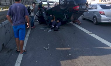 Carro capota na avenida das Torres, em Manaus