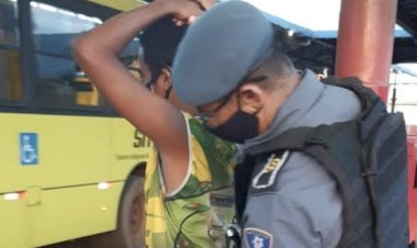 O jovem do ponto de ônibus