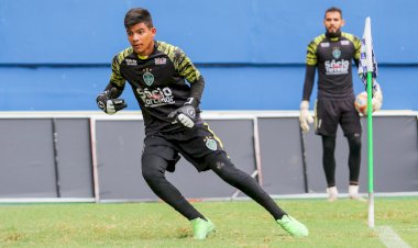 Joia da base treina entre os profissionais