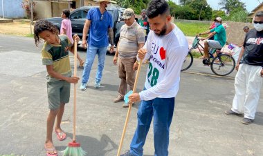 No primeiro dia como prefeito eleito em Oriximiná, no Pará, Delegado Fonseca varre santinhos jogados nas ruas