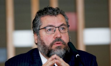 Ernesto Araújo pede demissão após pressão do Congresso