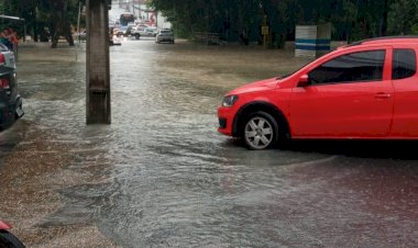 Forte chuva em Manaus causa alagações e destelhamentos de prédios
