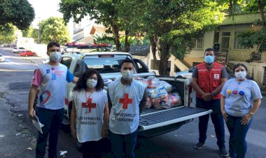 Hapvida doa alimentos para famílias atingidas pela enchente em Manaus