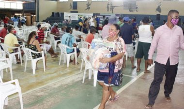 Governo do Amazonas entrega cestas básicas para pescadores de Lábrea e Boca do Acre
