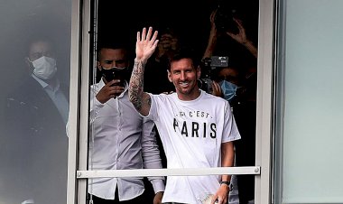 Lionel Messi é recebido como herói na França após acertar com o PSG