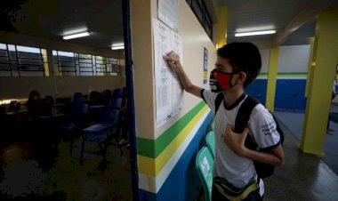 Rede estadual retoma aulas 100% presenciais em Manaus, com profissionais da educação e estudantes vacinados