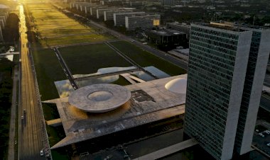 Relator lê parecer sobre reforma administrativa em comissão especial