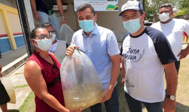 Governo do Amazonas incentiva produção de peixes com entrega de alevinos e pós-larvas para piscicultores