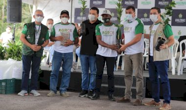 Wilson Lima entrega itens para incentivar agricultura familiar e produtores de associações do setor primário