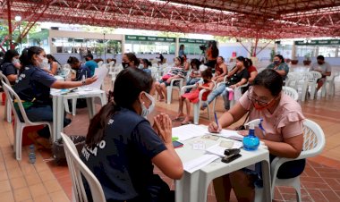 Governo do Amazonas entrega 1,1 mil cartões do Auxílio Estadual Permanente no primeiro dia da nova etapa de distribuição