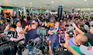 Multidão faz manifestação em apoio a Marcelo Ramos no aeroporto