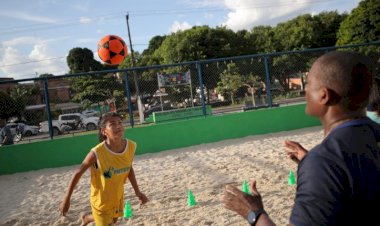 Mais de 1,2 mil crianças e adolescentes treinam com o ‘Mais Futevôlei nos Bairros