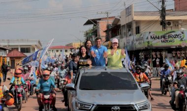 População de Presidente Figueiredo recebe Wilson em grande carreata por ruas do município