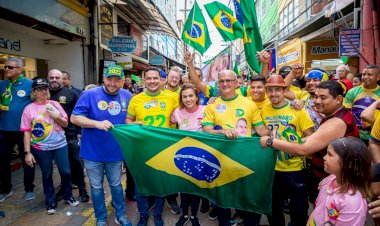 Caminhada da vitória leva multidão as ruas do Centro de Manaus em apoio à Bolsonaro