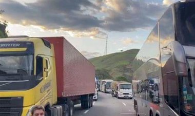 Caminhoneiros fecham estradas no Rio após vitória de Lula