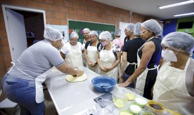 Moradoras do Residencial Mestre Chico II participam de oficina de panetone