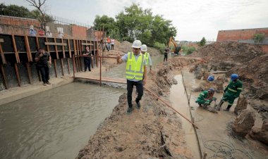 Wilson Lima vistoria construção de ponte para pedestres e veículos na zona leste e garante entrega já em 2023