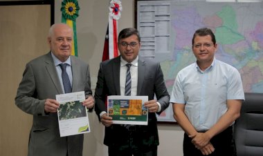 Wilson Lima assina ordem de serviço para Infraestrutura no bairro Colônia Antônio Aleixo