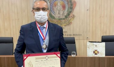 Diretor-presidente da FCecon é condecorado com medalha do Poder Judiciário