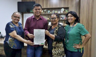 Idam entrega certidão de Dispensa de Licenciamento Ambiental a agricultoras do ramal Brasileirinho