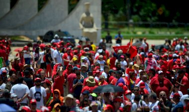 Multidão toma conta da Esplanada em domingo ensolarado na capital