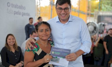 Wilson Lima dá início à nova fase de entrega de cartões do Auxílio Estadual Permanente em Manaus