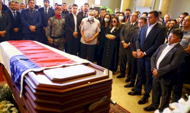 Funeral do ex-governador Amazonino Mendes é realizado no Teatro Amazonas
