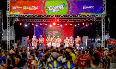 Mais de 30 artistas se revezam no palco do Carnaboi neste fim de semana, no Sambódromo