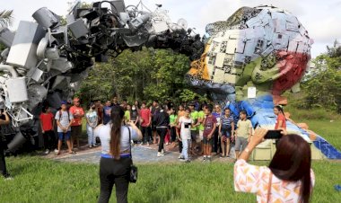 Alunos do Liceu de Artes e Ofícios Claudio Santoro de Parintins visitam galeria de arte a céu aberto da cidade