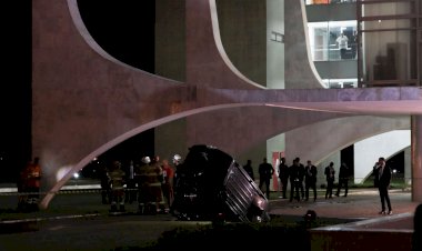 Carro cai em espelho d'água do Palácio do Planalto