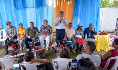 João Luiz entrega rabetas, por meio de emenda parlamentar a agricultores e pescadores