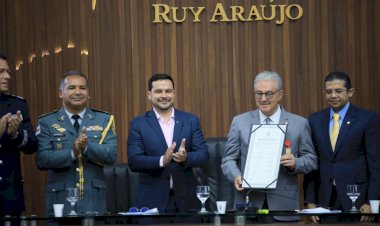 Deputado João Luiz homenageia jornalista Oswaldo Lopes com Medalha Ruy Araújo