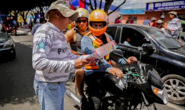 Parintins 2023: Detran Amazonas promove abordagens de orientação no aeroporto e no porto da cidade