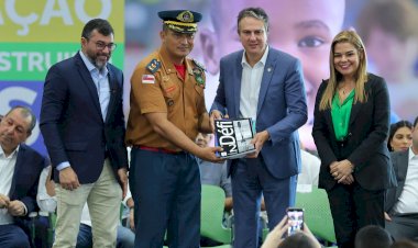 Governo do Amazonas entrega mais de 600 livros à escola bilíngue de francês da rede estadual