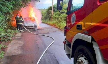 Em ação rápida, bombeiros de Iranduba combatem incêndio em veículo
