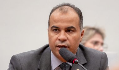 Comissão aprova projeto que proíbe união poliafetiva