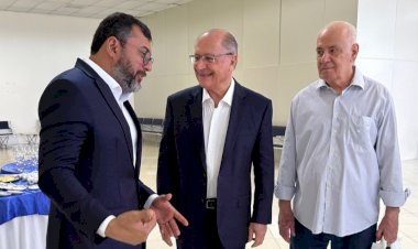 Geraldo Alckmin é recepcionado por Wilson Lima ao abastecer avião em Manaus