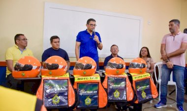 Após mais de 12 horas na BR-319, deputado João Luiz faz entrega de kit's proteção à mototaxistas de Humaitá