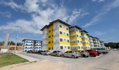 Famílias escolhem apartamentos no Residencial Ozias Monteiro II, onde irão morar