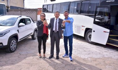 Ônibus e veículo utilitário, frutos de emenda parlamentar do deputado João Luiz são entregues para população de Humaitá