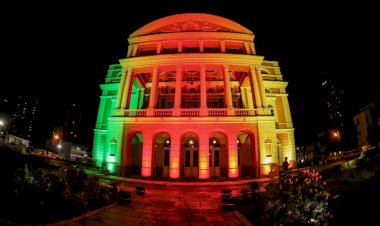 Teatro Amazonas recebe iluminação com as cores da bandeira do Rio Grande do Sul
