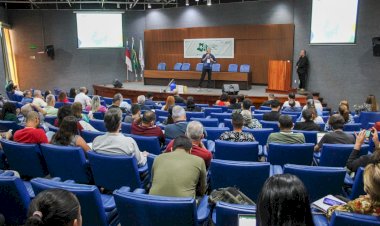 Empresários e seringueiros recebem instruções e informações para fortalecer a cadeia produtiva da borracha e atender à demanda do PIM