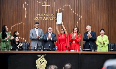 Roberto Cidade outorga a Medalha Ruy Araújo à cunhã-poranga Isabelle Nogueira