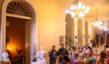 Cabine de rádio no hall do Teatro Amazonas recebe casais apaixonados no dia 12 de junho