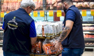 Procon-AM autua supermercado por venda de 40kg de alimentos impróprios para consumo